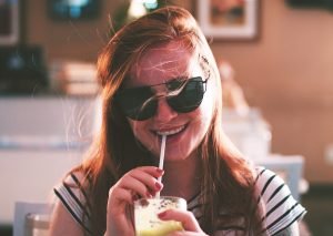People Girl Woman Smile Happy  - StockSnap / Pixabay